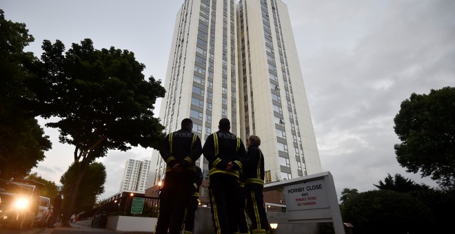 Un grupo de bomberos, cerca del bloque residencial de Burnham Tower, cuyos residentes fueron evacuados como medida de precaución ante el temor por la falta de seguridad contra incendios. REUTERS / Hannah McKay