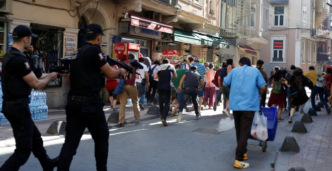 Policías antidisturbios turcos utilizan balas de goma para dispersar a los activistas LGTBI que intentaban celebrar en Estambul la marcha del Orgullo Gay, prohibida por el gobernador local. REUTERS/Murad Sezer
