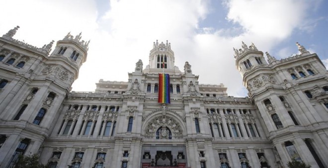 Fachada del Ayuntamiento de Madrid donde hoy se ha desplegado la bandera del orgullo gay en una semana en la que tendrá lugar la celebración del World Pride 2017, en la capital española. EFE/Juan Carlos Hidalgo