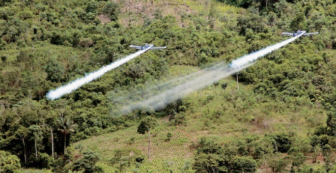Aviones rocían con glifosato cultivos de coca en Colombia.