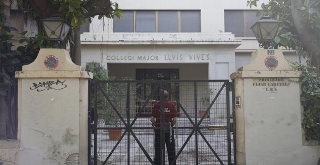 Agentes del Cuerpo Nacional de Policía de València han desalojado esta mañana sin incidentes el colegio mayor Luis Vives.- EFE