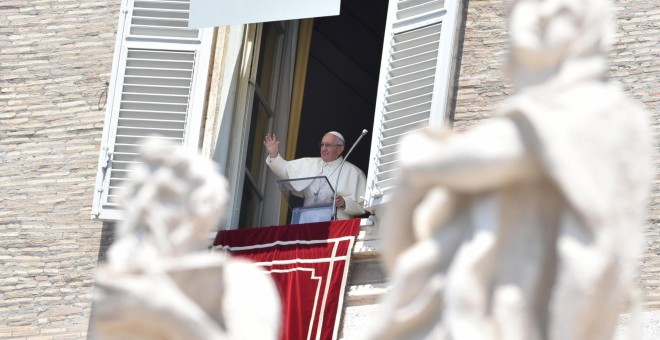 El Papa Francisco saluda a los fieles durante el Angelus.- EFE