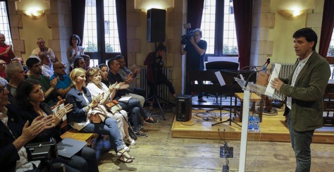 El alcalde de Errenteria, Julen Mendoza, familiares de de José Luis Caso, Manuel Zamarreño y Vicente Gajate, durante un homenaje a tres personas asesinadas por ETA, un acto celebrado hoy en el salón de plenos de este Ayuntamiento guipuzcoano. EFE