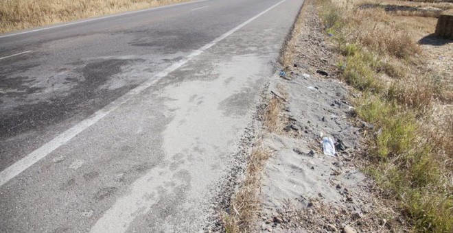 Lugar del siniestro que se ha producido en el kilómetro 23 de la CM-4009 en la localidad toledana de Escalonilla en el que cuatro personas han muerto y cuatro han resultado heridas de gravedad. | HÉCTOR MARTÍN (EFE)