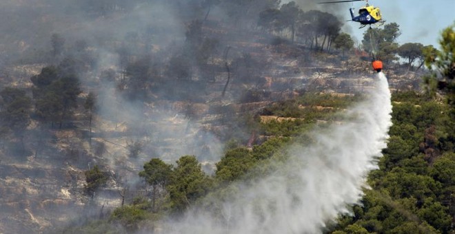 Medios aéreos en las tareas de extinción del incendio forestal de la sierra Calderona. /EFE