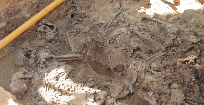 Fossa 113 del cementiri de Paterna, en la qual es realitzen treballs d'exhumació