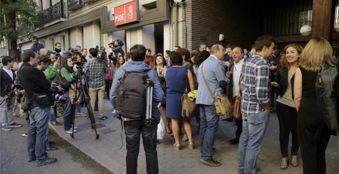 Periodistas a las puertas de la sede del PSOE en la calle Ferraz de Madrid. Archivo/EFE