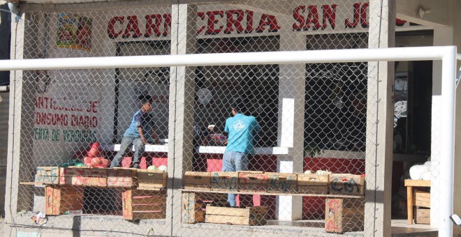 Aunque es viernes, son muchos los pequeños que no acuden a la escuela en San Jorge La Laguna por ir a trabajar / Pablo L. Orosa