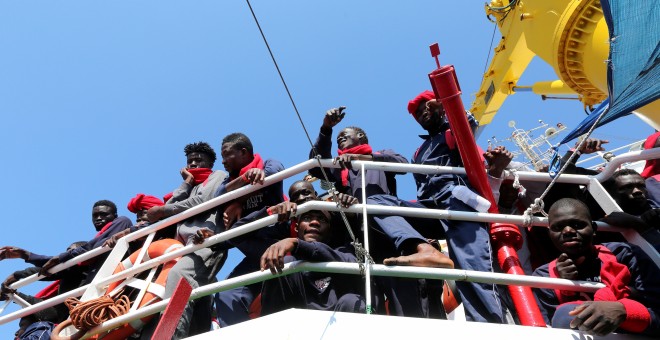 Cientos de inmigrantes rescatados por 'Save The Children' llegan a Crotone, Italia. /REUTERS