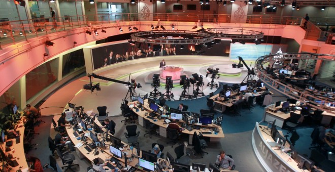 Trabajadores de Al Jazeera en su sede central en Doha REUTERS/Naseem Zeitoon