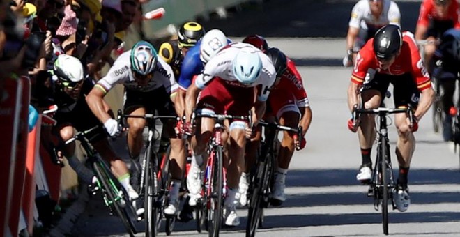 El ciclista eslovaco del equipo Bora Hansgrohe Peter Sagan (2i) empuja al inglés del equipo Dimension Data Mark Cavendish (i) durante el esprint final de la 4ª etapa del Tour de Francia. /EFE