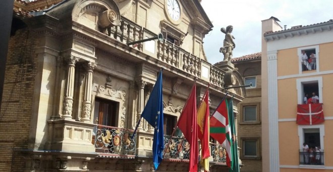 La ikurriña ondea en el Ayuntamiento de Pamplona en el día del chupinazo /EUROPA PRESS