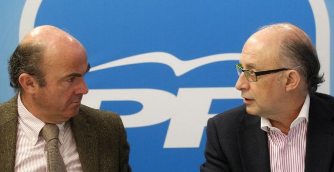 El ministro de Economía, Luis de Guindos, y el de Hacienda, Cristóbal Montoro, en una imagen de archivo. REUTERS