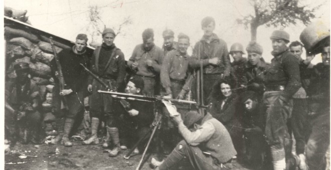 Orwell, en el centro, con bigote y el brazo derecho cruzado, con un grupo de milicianos en el frente de Aragón.