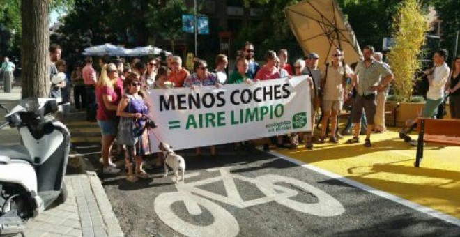 Foto de Ecologistas en Acción durante una protesta sobre el corte de la calle Galileo /PÚBLICO