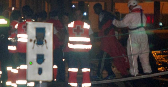 Miembros de Salvamento Maritimo y de la Cruz Roja ayudan a inmigrantes rescatados en el mar de Alborán hace unos días. EFE / Carlos