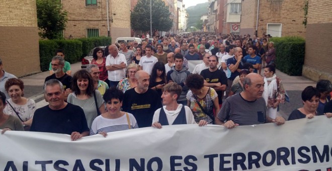 Imagen de la cabecera de la manifestación que ha recorrido hoy las calles de Altsasu. /DANILO ALBIN