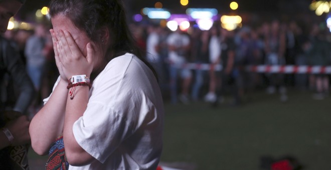 Una mujer se lamenta del accidente sufrido por el acróbata del festival Mad Cool en Madrid. EFE / Kiko Huesca.