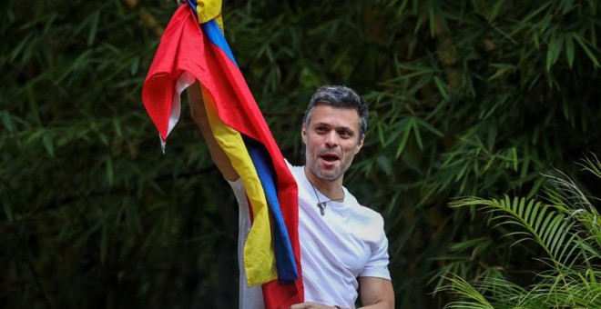 El opositor venezolano Leopoldo López saluda a seguidores desde la entrada de su casa en Caracas. - EFE