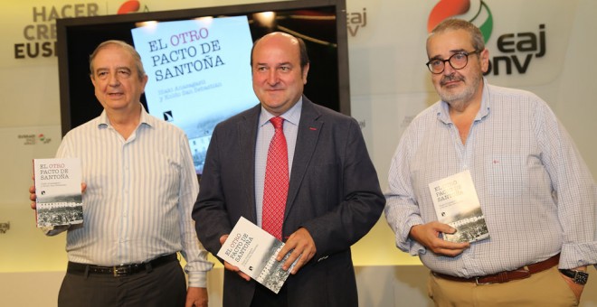 Iñaki Anasagasti, Andoni Ortuzar y Koldo San Sebastián, en la presentación del libro en la sede del PNV. PNV