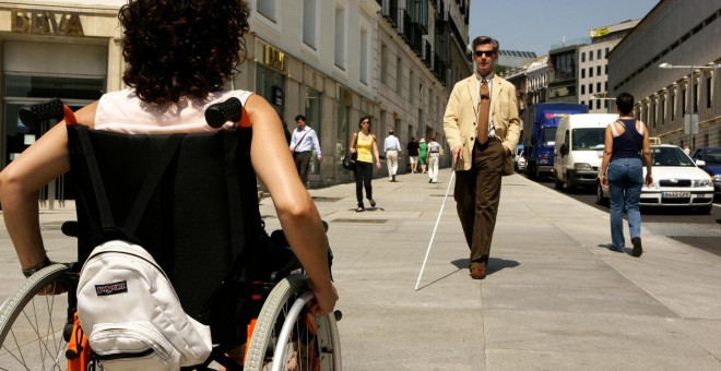Dos personas con diversidad funcional, en una imagen de archivo. EP