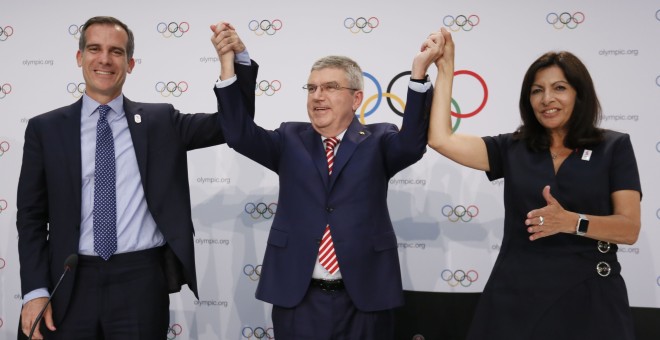 El presidente del COI, Thomas Bach, junto al alcalde de Los Ángeles y la alcaldesa de París. /REUTERS