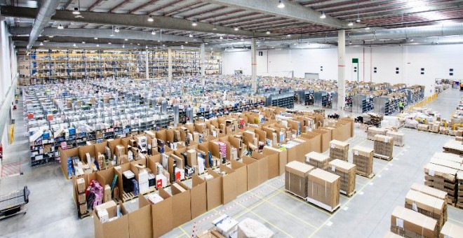 Amazon prevé abrir el próximo otoño un centro logístico en el que 3.500 robots manejados por cien técnicos moverán 5.000 estantes de mercancía en un espacio de 100.000 metros cuadrados.