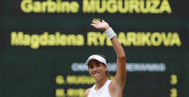 Garbiñe Muguruza saluda tras derrotar a Magdalena Rybarikova y pasar a la final de Wimbledon. /REUTERS