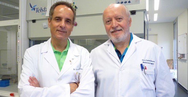 Llorente y Álvarez en su laboratorio de Granada