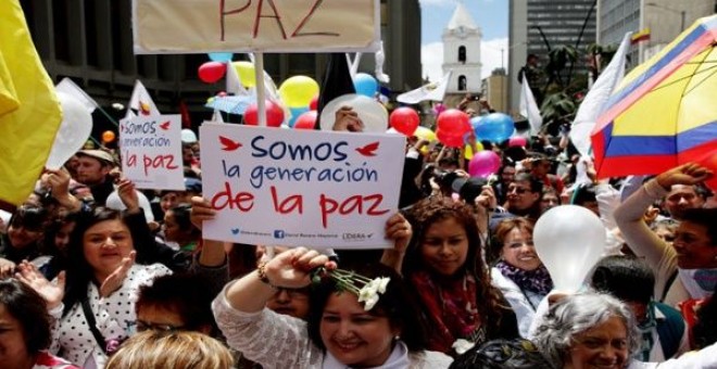 Colombianos se concentran en diversos puntos del país para ver la firma del acuerdo y celebrar la paz /REUTERS