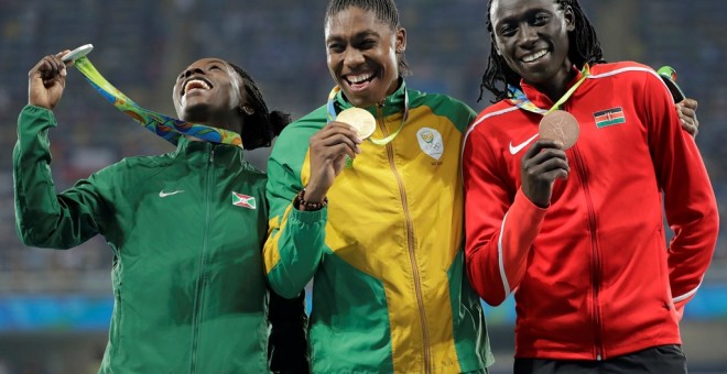 Caster Semenya celebrant una medalla d'or.