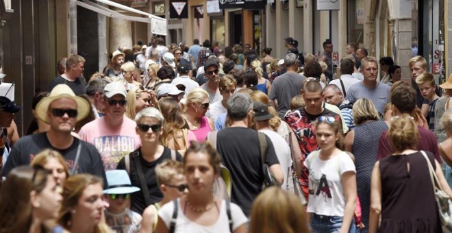 Turistes passegen pel cèntric carrer de Sant Miquel de Palma. EFE / Atienza