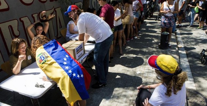 La comunidad venezolana de Barcelona vota en la calle para el plebiscito popular contra Nicolás Maduro.EFE/Quique García