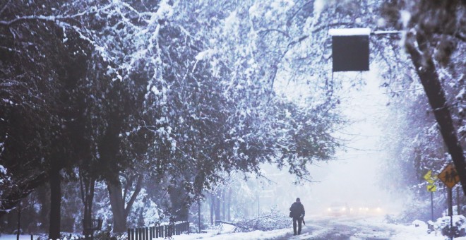 Un hombre camina por una calle cubierta de nieve en Santiago de Chile./Elvis González