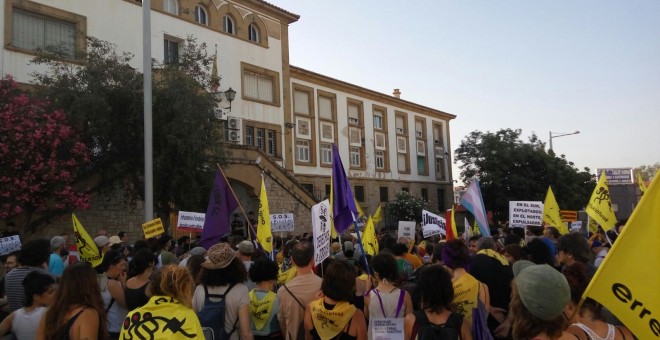 Protesta dels participants a la marxa 'Obrim fronteres' davant el CIE d'Algesires