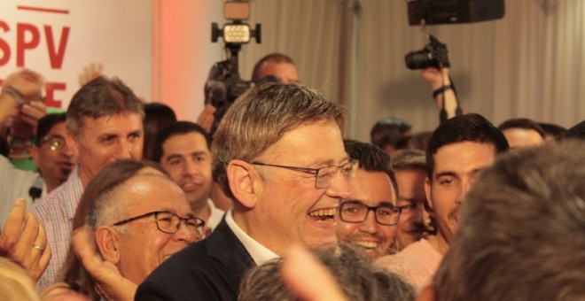 Ximo Puig celebra la victòria a les primàries amb els militants. / FOTO: Paco Beltrán