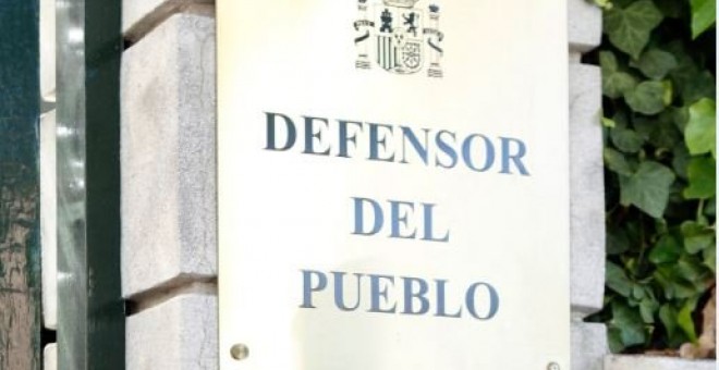 Placa del edificio del Defensor del Pueblo / EFE