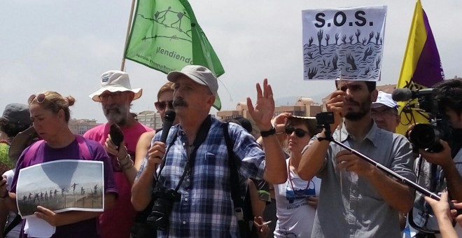Participants en la caravana Obrim Fronteres, en una de les accions realitzades a Melilla.