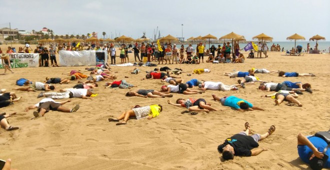 Performance 'Muchísimos sueños ahogados', a la platja de Melilla.