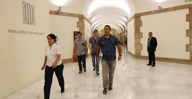 Agents de la Guàrdia Civil a la seva arribada al Parlament. EFE/Marta Pérez