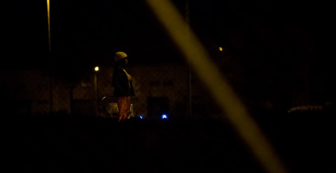 Una mujer subsahariana ejerce la prostitución en el polígono Marconi de Madrid.- JAIRO VARGAS