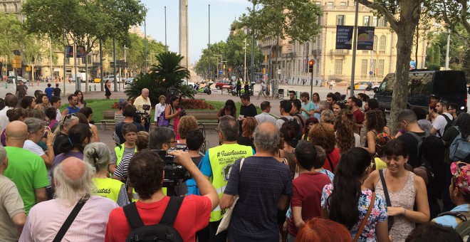 Inici de la protesta contra els vols de deportació, als Jardinets de Gràcia. FOTO: Carles Bellsolà