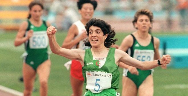 Hassiba Boulmerka, alçant el puny a l'estadi olímpic de Montjuïc al 92.