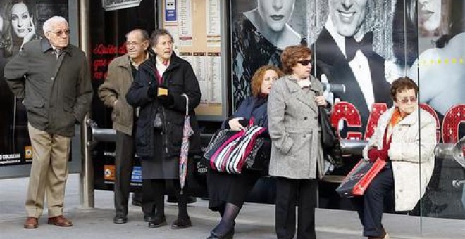 Un grupo de personas mayores espera el autobús /EUROPA PRESS