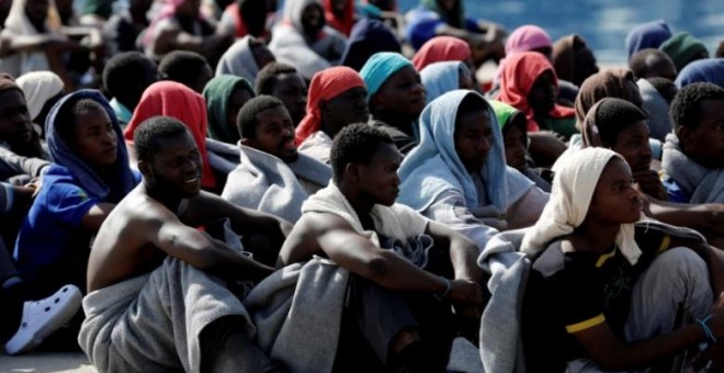migrantes recién desembarcados en un puerto siciliano tras cruzar el Mediterráneo.- REUTERS