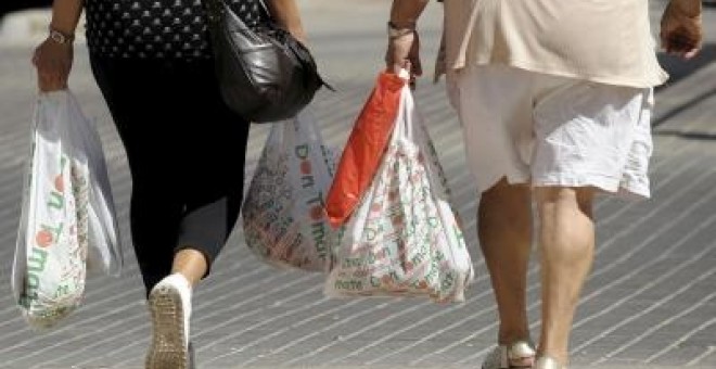 El Gobierno quiere prohibir el uso de las bolsas de plástico. / EFE