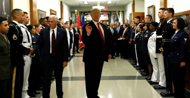 El Presidente Donald Trump, acompañado del Vicepresidente Mike Pence, durante una visita al Pentágono /REUTERS (Kevin Lamarque)