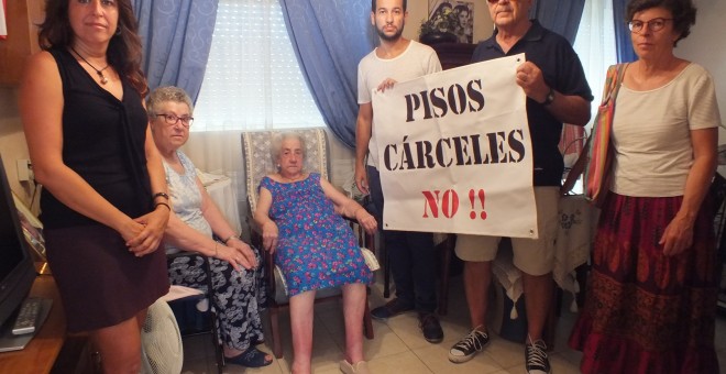 Carmen y Rosa, afectadas por los 'pisos cárceles', junto a varios de sus vecinos / Público