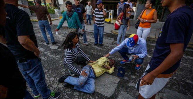 Una persona después de ser arrollada por un coche que intentaba destruir una barricada.EFE/Cristian Hernández