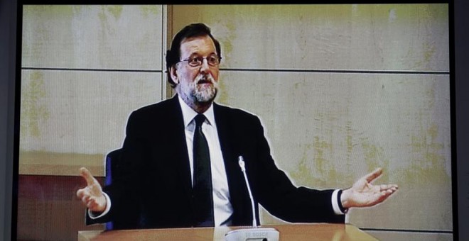 Imagen del monitor de la sala de prensa de la Audiencia Nacional de San Fernando de Henares donde el presidente del Gobierno, Mariano Rajoy, presta declaración como testigo para el caso Gürtel / EFE